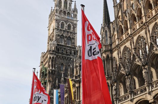 Rathaus mit Flaggen