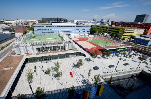 Sporthalle mit Rooftopsportplatz neben dem Schulhof mit 50 Bäumen und den Allwetterplätzen