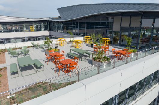 Dachterrasse des Coworking-Space-Gebäudes LILO in Freimann