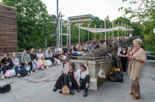 Die NEB-Action „Public Power“ präsentierte eigens entworfene Prototypen, die Schatten spenden sollen, hier beispielhaft auf einer Neuperlacher Brücke. 