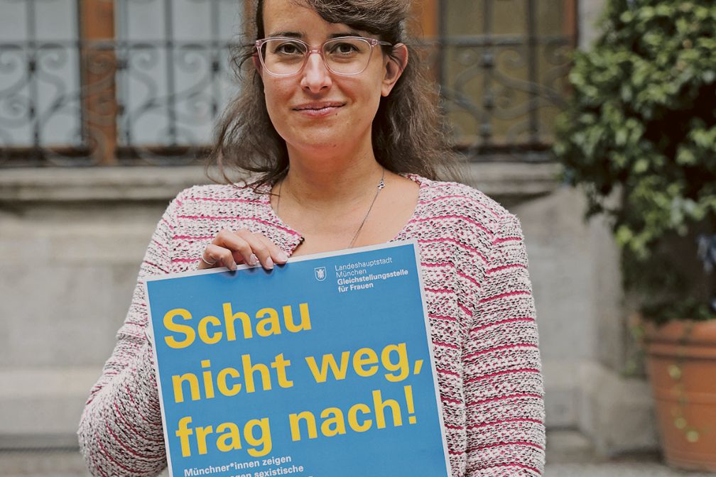 Carolin Martinovic, unter anderem Mitglied in der „Stadtratskommission zur Gleichstellung von Frauen“, mit einem Motiv der Kampagne „Gleichberechtigung schützt vor Gewalt“.