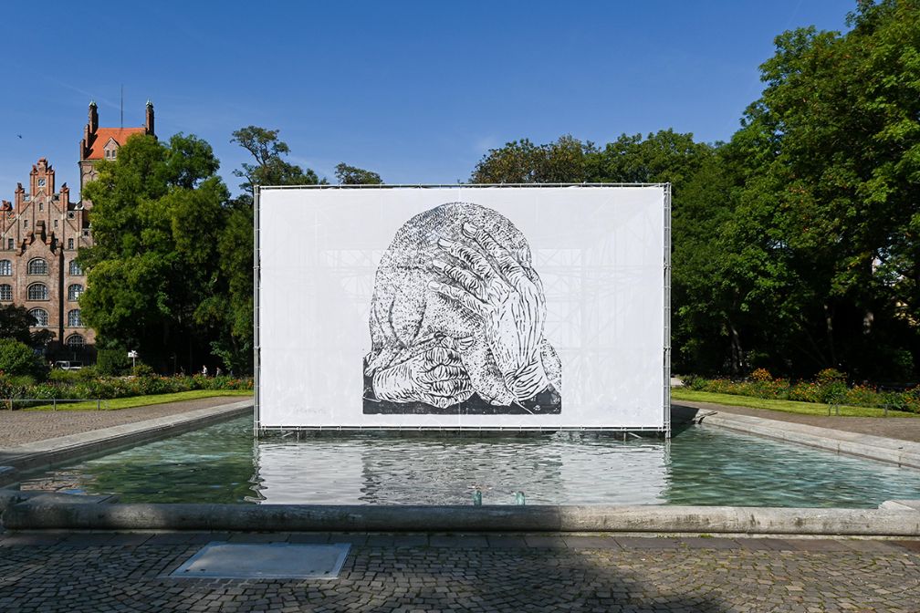 Michaela Melián verhüllte den Neptunbrunnen mit dem Bild „Die Trauernde“ der jüdischen Künstlerin und NS-Opfer Maria Luiko. 