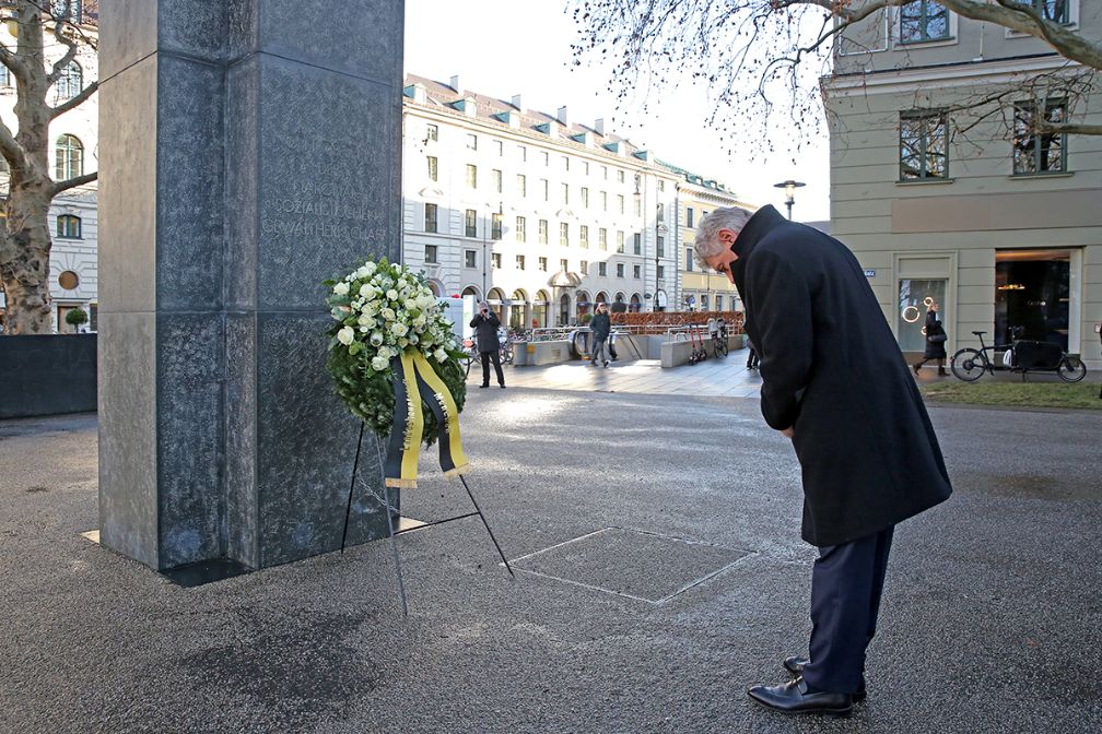 Oberbürgermeister Dieter Reiter legt am Holocaust-Gedenktag 2020 persönlich den Kranz für die Opfer des Nationalsozialismus am gleichnamigen Platz nieder.