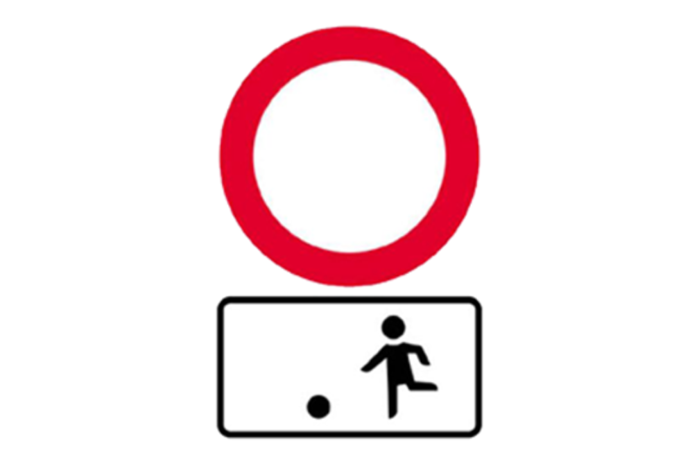 Beschilderung für eine Spielstraße mit einem Schild "Durchfahrt verboten" und einem Zusatzzeichen "mit Ball spielendes Kind"