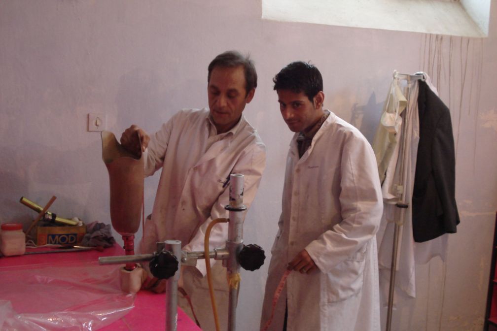 Szenenbild aus einer der Orthopädiewerkstätten in Afghanistan