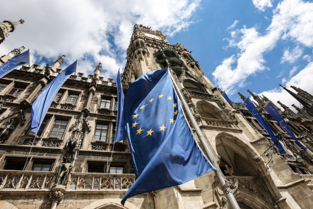 Bild einer wehenden EU Flagge vor dem Münchner Rathaus am Europatag 2020.