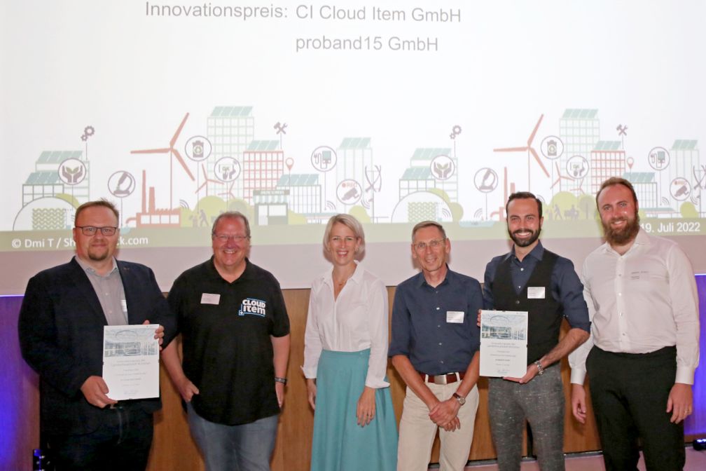 Gewinner Innovationspreis München 2022 die Startups proband 15 und CI Cloud Item mit Bürgermeisterin Habenschaden am 19.7.22 im Munich Urban Colab