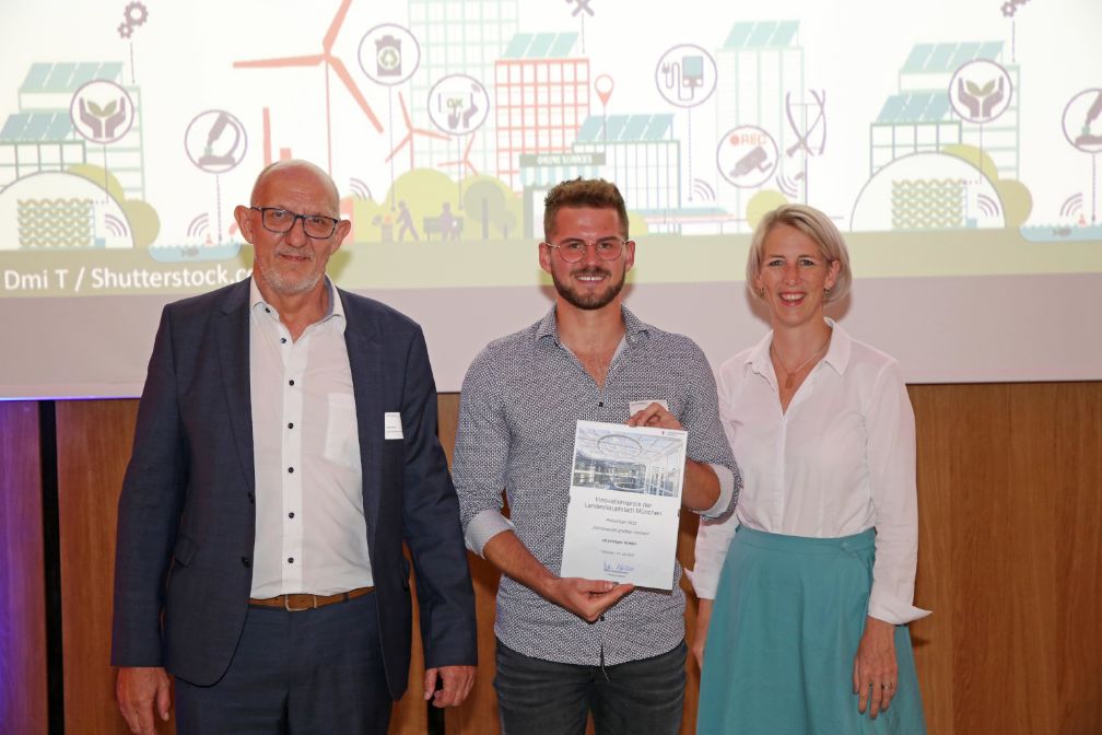 Innovationspreis München 2022 -  Zwei Gründer der cityscaper GmbH mit Bürgermeisterin Habenschaden am 19.7.22 im Munich Urban Colab