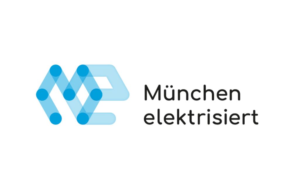 Schmematisch dargestelltes M und E in blau mit dem Schriftzug: München elektrisiert