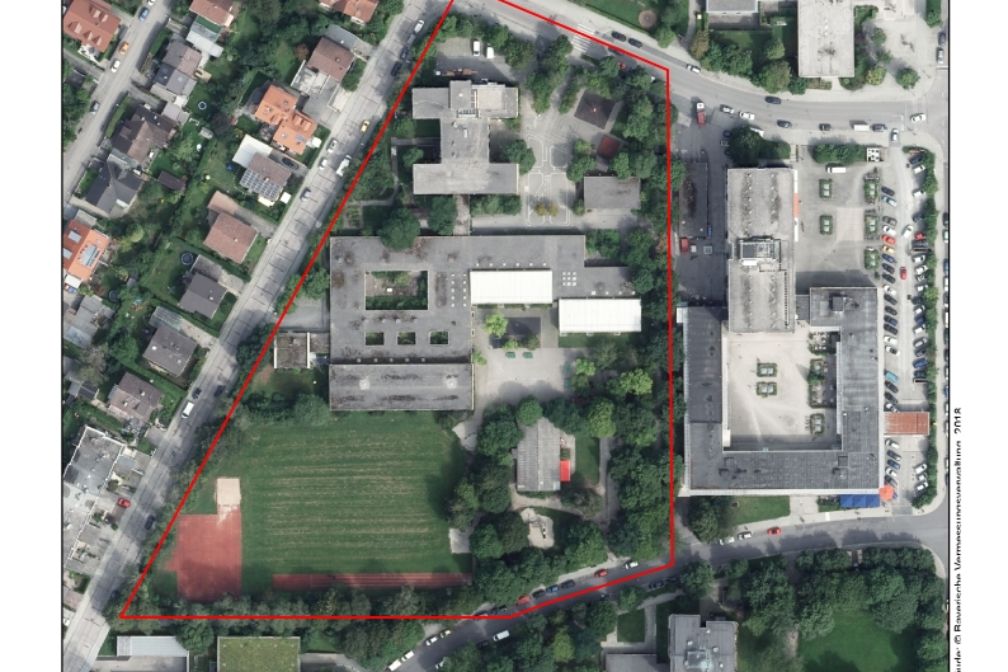 Luftaufnahme des Planungsareals an der Königswieser Straße. Der Umgriff ist rot markiert.