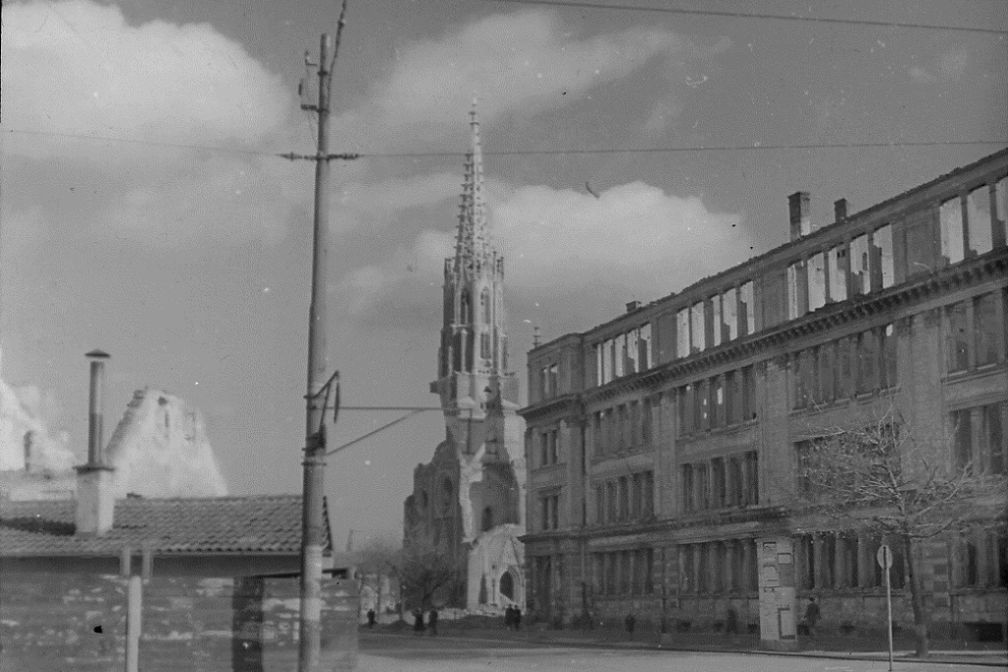 Kriegszerstörung am Mariahilfplatz (Aufnahme von 1946)
