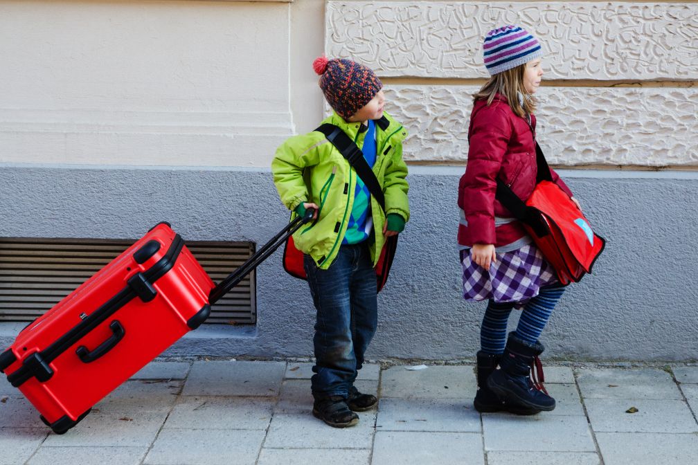 Kinder mit Aktions-Koffer unterwegs