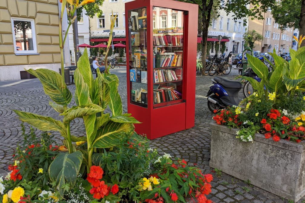 Bücherschrank Au-Haidhausen am Genoveva-Schauer-Platz