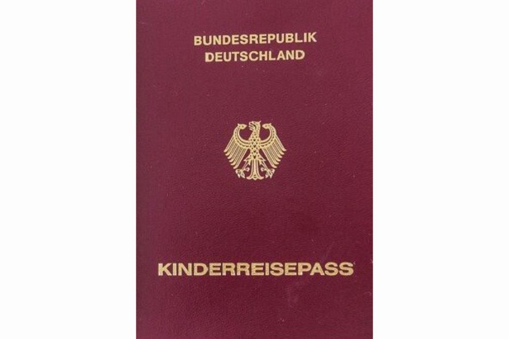 Foto. Das Bild zeigt einen deutschen Kinderreisepass. Er hat die Farbe lila.