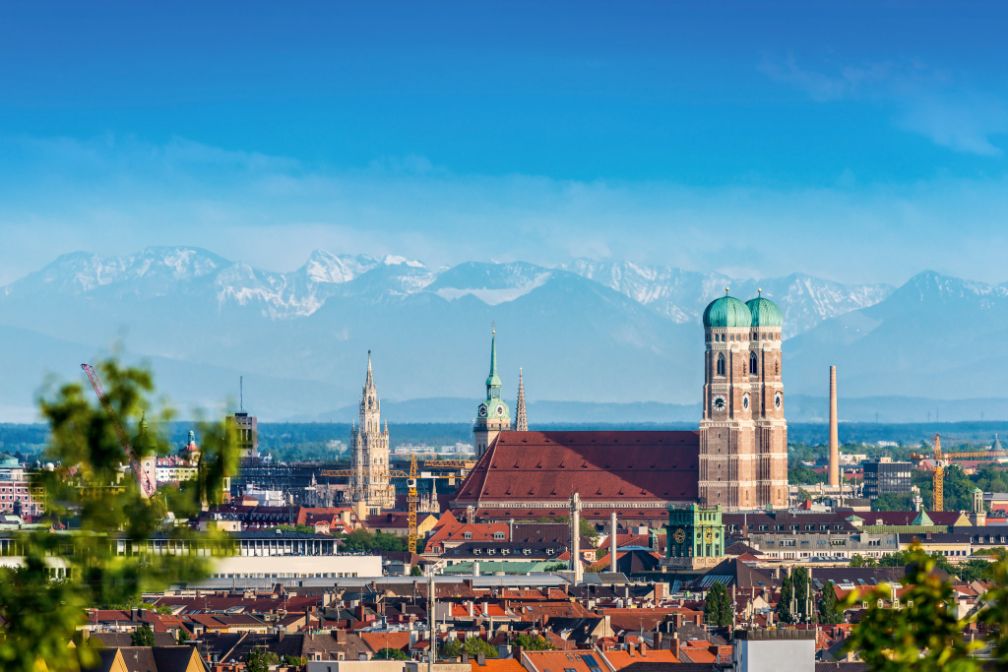 Innenstadt von München bei Fön mit Blick auf die Alpen
