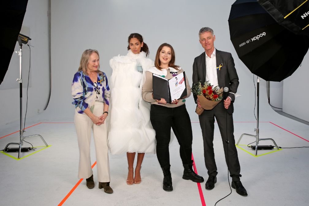 Münchner Modepreis 2022 - von links: Jurymitglied Doris Hartwich, Model, Helena El Malek, Kurt Kapp (Ltg. Wirtschaftsförderung, LHM)  