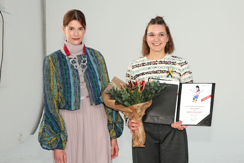 Preisträgerin Theresa Petz mit Model (links) - Publikumspreis Münchner Modepreis 2022