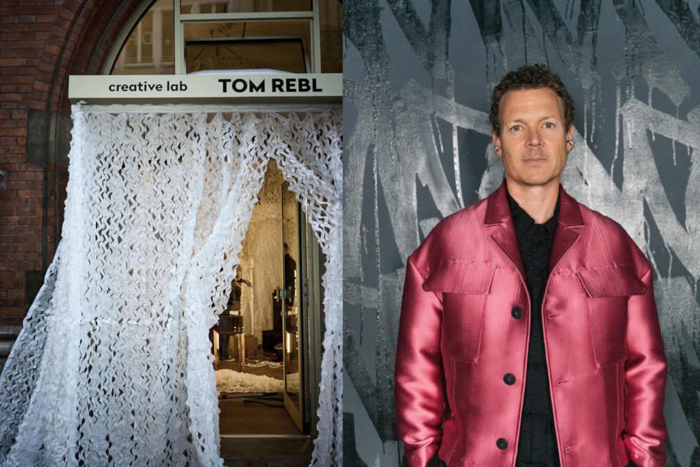 Eingang zum Creative Lab in der Dienerstraße mit Papiervorhang, rechts Porträt Tom Rebl mit rotsilberner Jacke