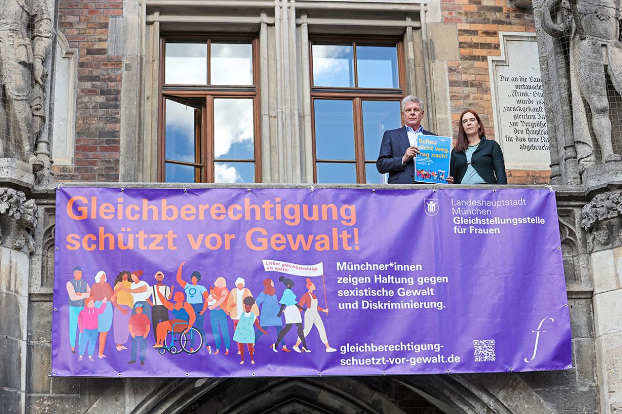 OB Dieter Reiter und Gleichstellungsbeauftragte Nicole Lassal mit einem Plakat der Kampagne „Gleichberechtigung schützt vor Gewalt“