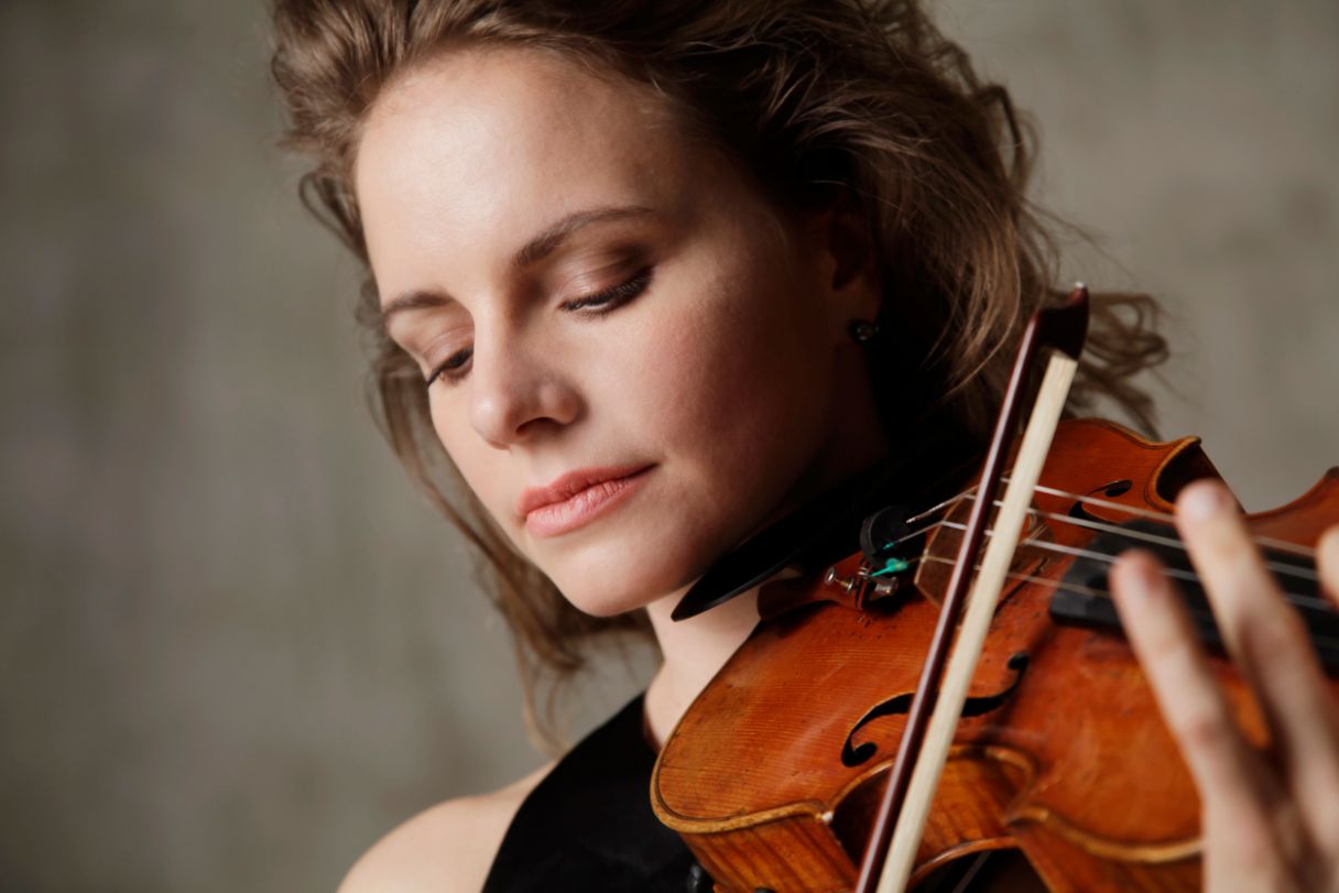 Das Foto zeigt die Preisträgerin Julia Fischer mit ihrer Geige.