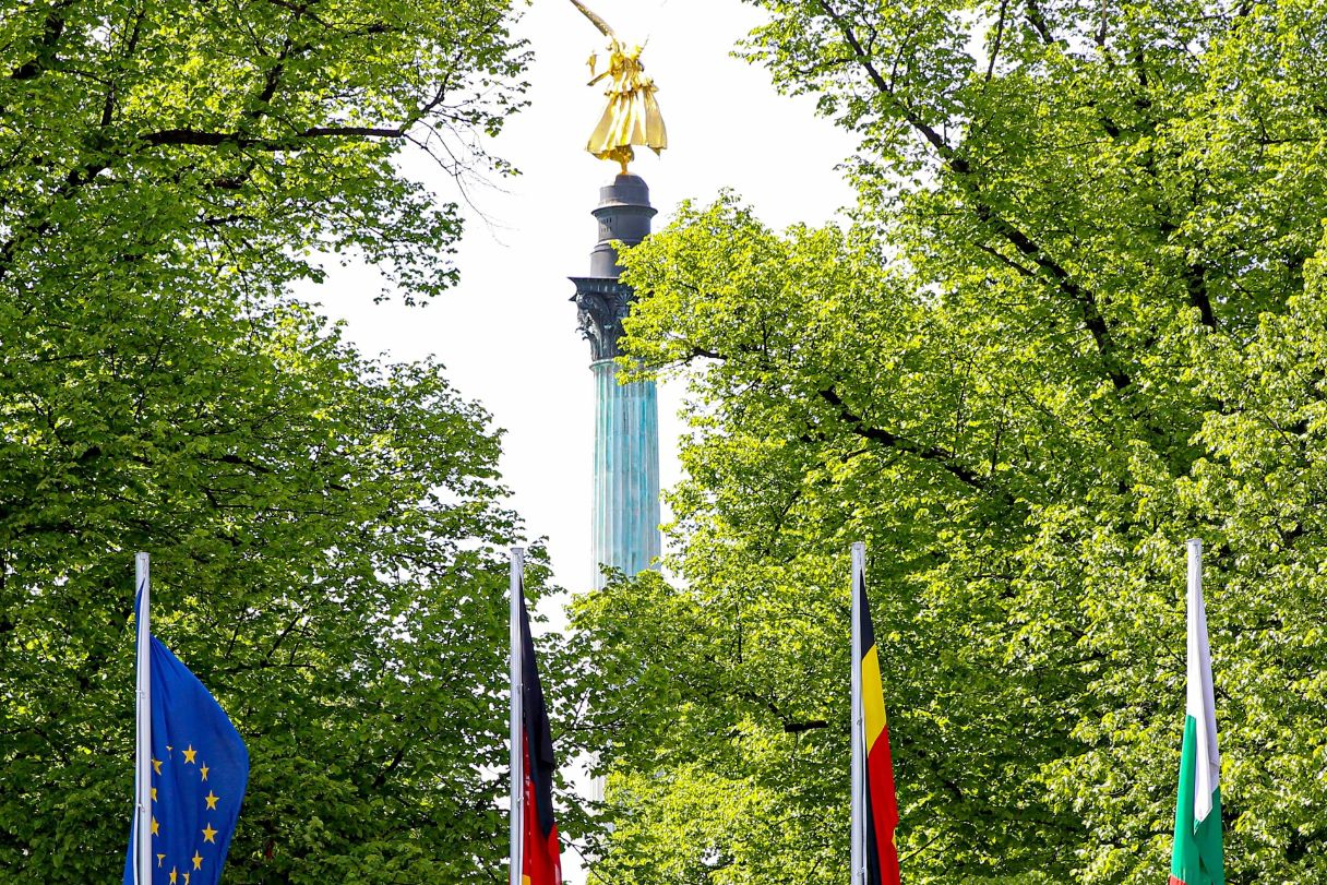 EU- und Länderflaggen vor dem Friedensengel in München