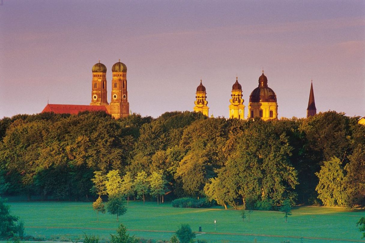 Panoramablick vom Englischen Park auf die Münchner Stadtsilhouette.