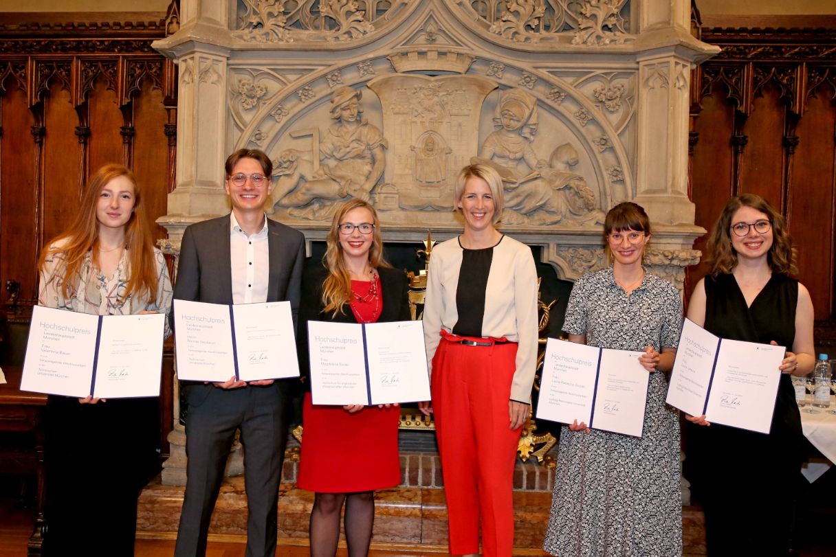 Preisträgerinnen und Preisträger der Hochschulpreise der Stadt München 2022 mit Bürgermeisterin Habenschaden