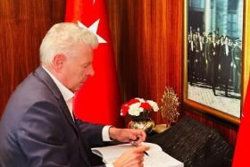 OB Dieter Reiter beim Eintrag ins Kondolenzbuch des türkischen Generalkonsulats München