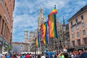 Rathaus mit Regenbogenfahnen groß