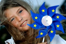 Bild eines Mädchens mit Europa Windrad
