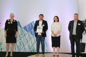 Preisträger LiangDao GmbH:
Bürgermeisterin Katrin Habenschaden, Dr. Yang Li, Wanting Lin, Dr. Fabian Schütte (Abteilungsleiter Forschung und Innovation im Mobilitätsreferat und Juror)
