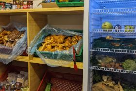 Regal und Kühlschrank im Haus für Eigenarbeit in Haidhausen, in dem Lebensmittel geteilt werden können