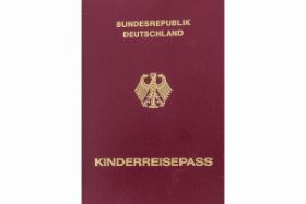 Foto. Das Bild zeigt einen deutschen Kinderreisepass. Er hat die Farbe lila.