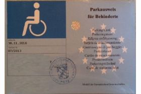 Foto. Das Bild zeigt einen Parkausweis für Menschen mit Behinderung.