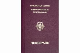Foto. Das Bild zeigt einen deutschen Reisepass. Er hat die Farbe lila.