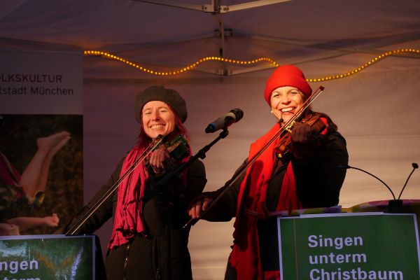 Monika Drasch und Traudi Siferlinger beim Singen unterm Christbaum