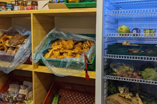 Regal und Kühlschrank im Haus für Eigenarbeit in Haidhausen, in dem Lebensmittel geteilt werden können