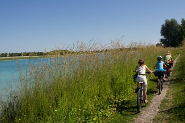Radfahrerinnen am Riemer See
