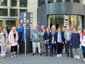 Vertreter*innen von ÖKOPRROFIT-Kommunen beim bundesweiten Treffen im Juni 2022 vor dem NRW Umweltministerium in Düsseldorf