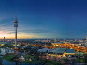 München am Abend, Blick von Norden mit Olympiagelände und Lichtern