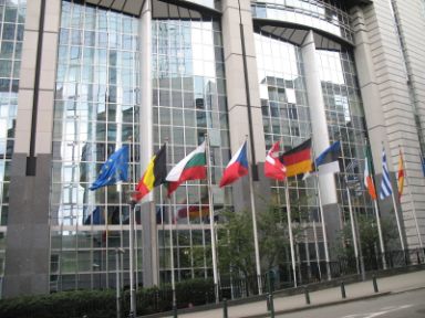 Wehende Fahnen der EU-Länder in Brüssel.