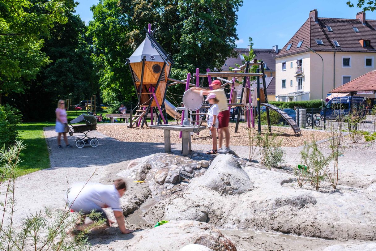 Hohenschwangauplatz: Wasserspiel mit Sand, Turm mit Röhrenrutsche und „Kletterwald“