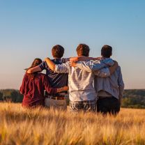 Gruppe junger Menschen Schulter an Schulter auf einem Feld