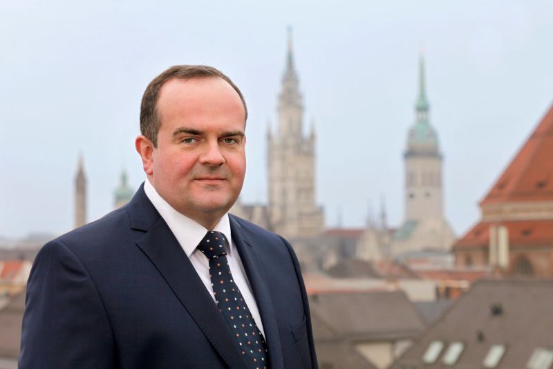 Wirtschaftsreferent Clemens Baumgärtner über den Dächern der Stadt