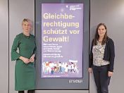Bürgermeisterin Katrin Habenschaden und die Gleichstellungsbeauftragte Nicole Lassal stellen die neue städtische Kampagne „Gleichberechtigung schützt vor Gewalt“ vor.