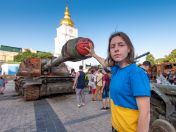 Ausstellung zerstörter russischer Technik auf dem Sankt-Michael-Platz in Kyiv (19.6.2022)