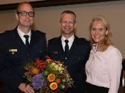 Zu sehen sind die Referentin des Kreisverwaltungsreferats und der Kommandant der Feuerwehr und seine Stellvertretung