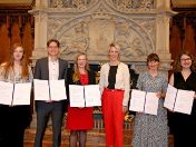 Preisträgerinnen und Preisträger der Hochschulpreise der Stadt München 2022 mit Bürgermeisterin Habenschaden