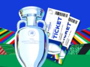 Auf dem Bild ist der Pokal der Euro zu sehen zusammen mit 2 Tickets. Im Hintergrund Länderfarben. 
