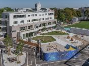 Auf dem Bild ist der Neubau der Grundschule an der Aidenbachstraße zu sehen.